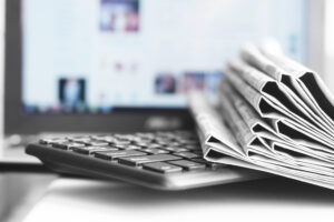 On average Canadians report receiving 30 percent of their daily news through social media. (Bloomberg/Nanos)