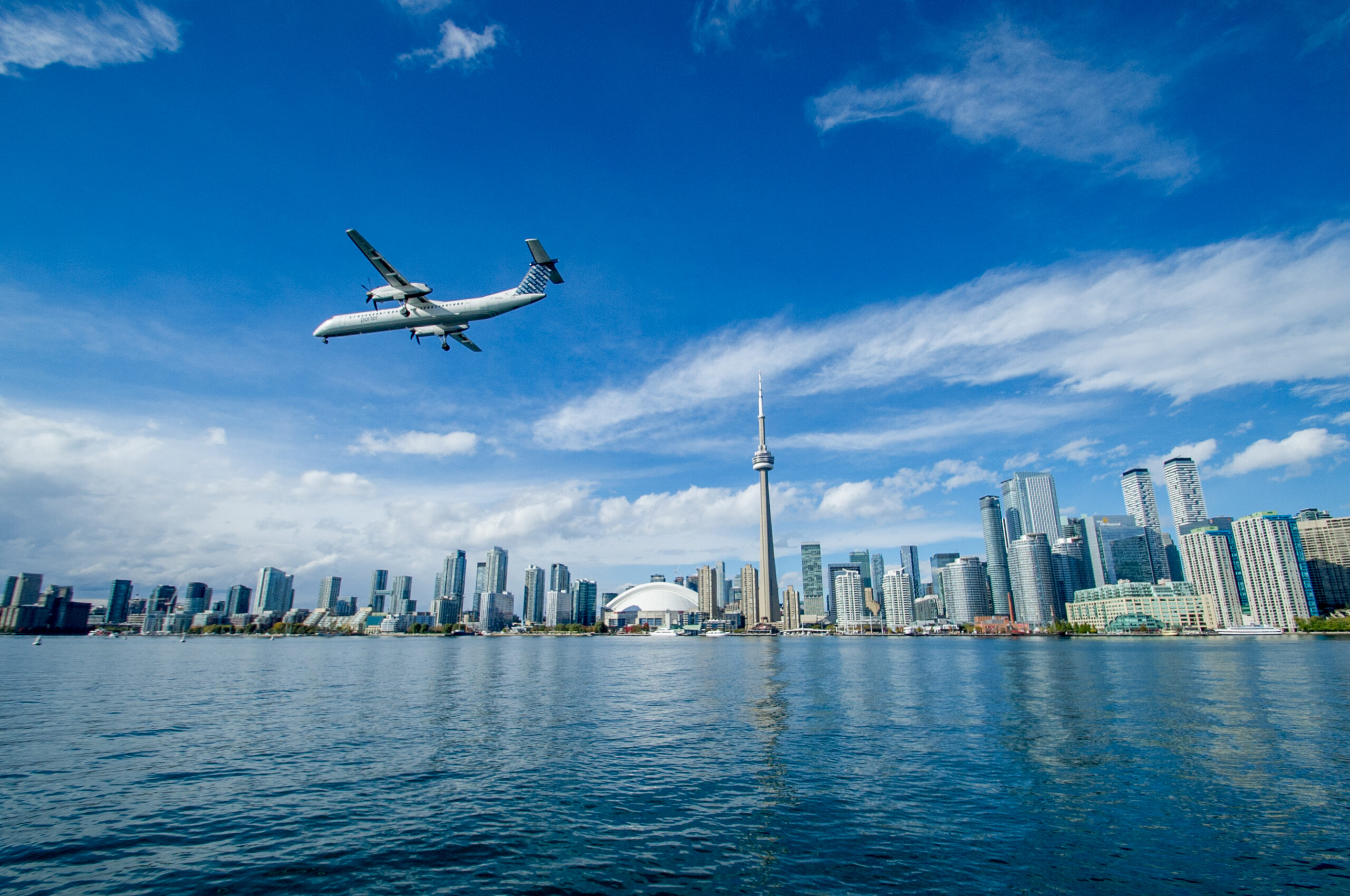 Slim majority of Canadians against federal government’s proposal to privatize airports. (Bloomberg/Nanos)