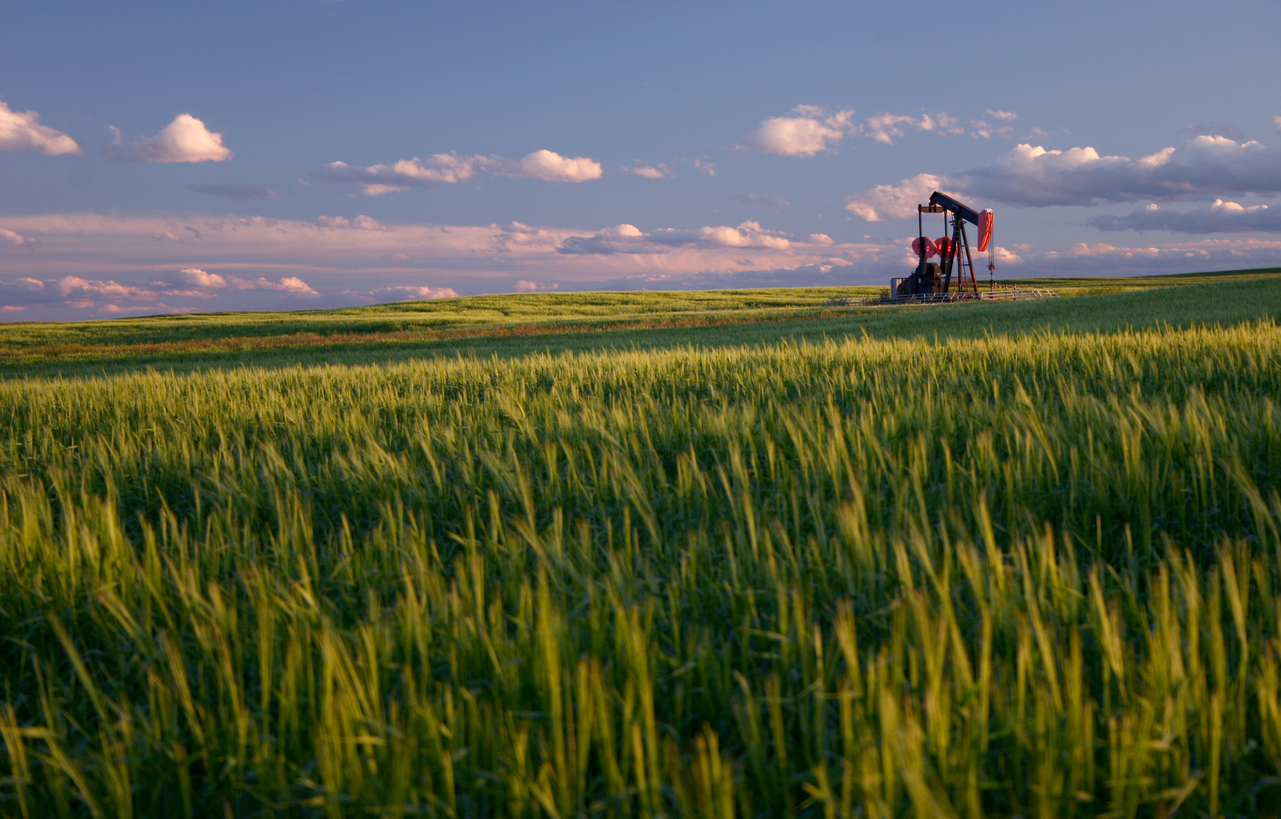 Canadians prioritize growing oil and gas exports over meeting emission reduction targets (Nanos/Bloomberg)