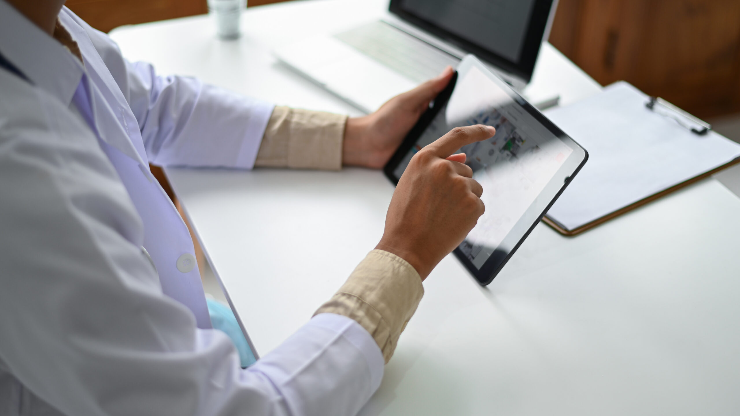 A doctor’s new assistant: Canadians see promise in healthcare AI but want healthcare professionals in charge. (The Santis-Nanos Canadian Health Perspective)